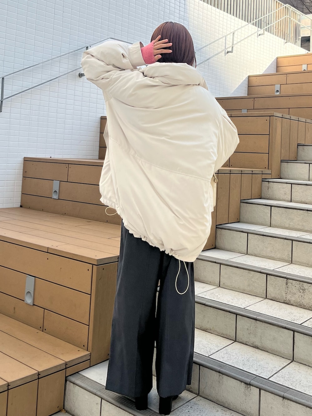 グレー系のその他パンツ、ホワイト系のハンドバッグ、ホワイト系のダウンジャケット/コートを着用したレディースの冬コーディネートの3枚目の写真