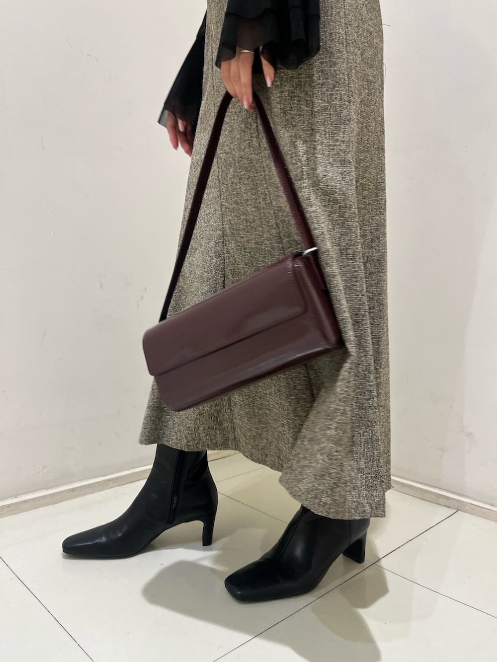 ベージュ系のジャンパースカート、ブラック系のTシャツ/カットソー、ブラック系のブーツを着用したレディースの秋コーディネートの7枚目の写真