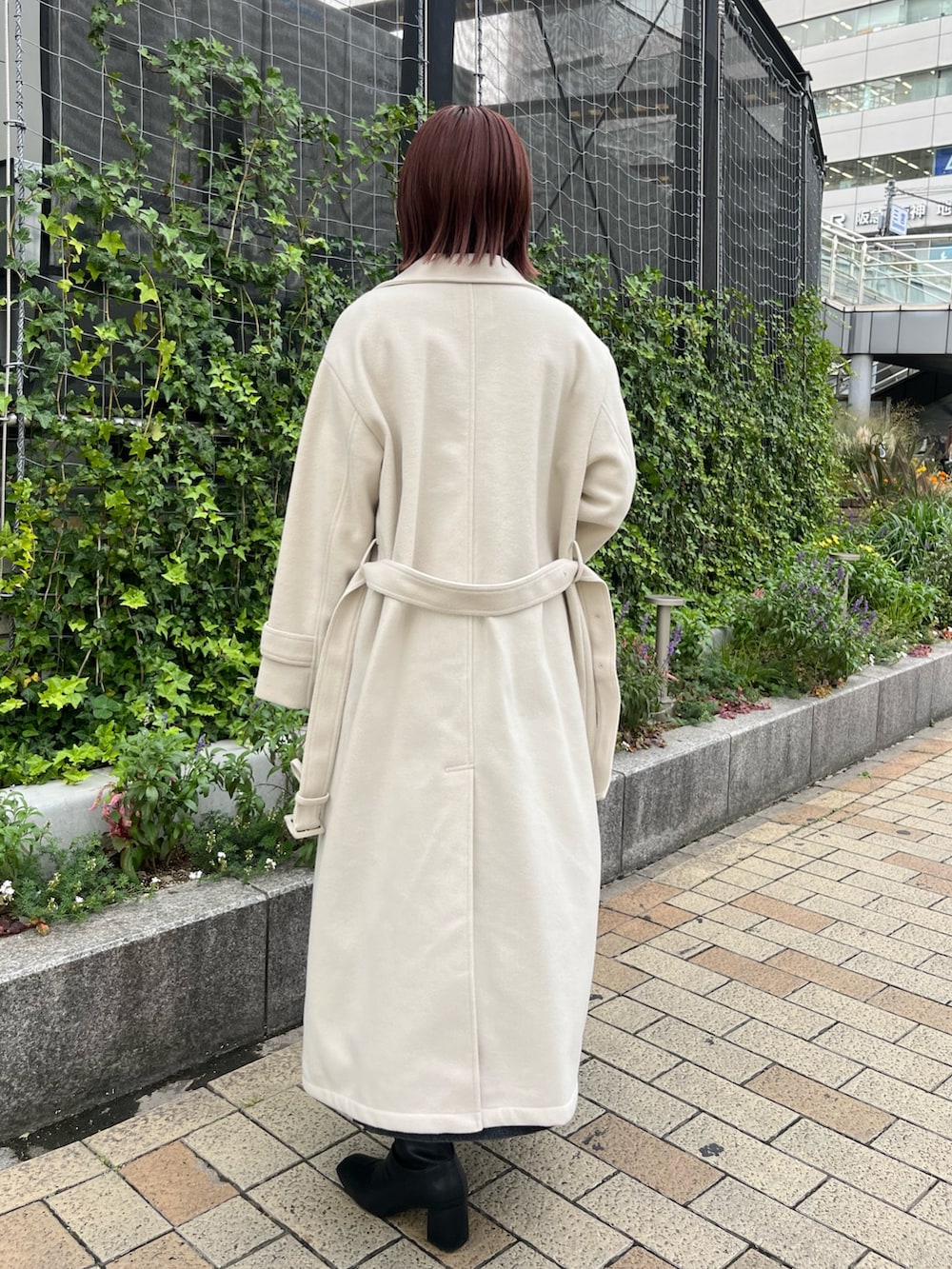 グレー系のワンピース、グレー系のステンカラーコートを着用したレディースの秋コーディネートの3枚目の写真