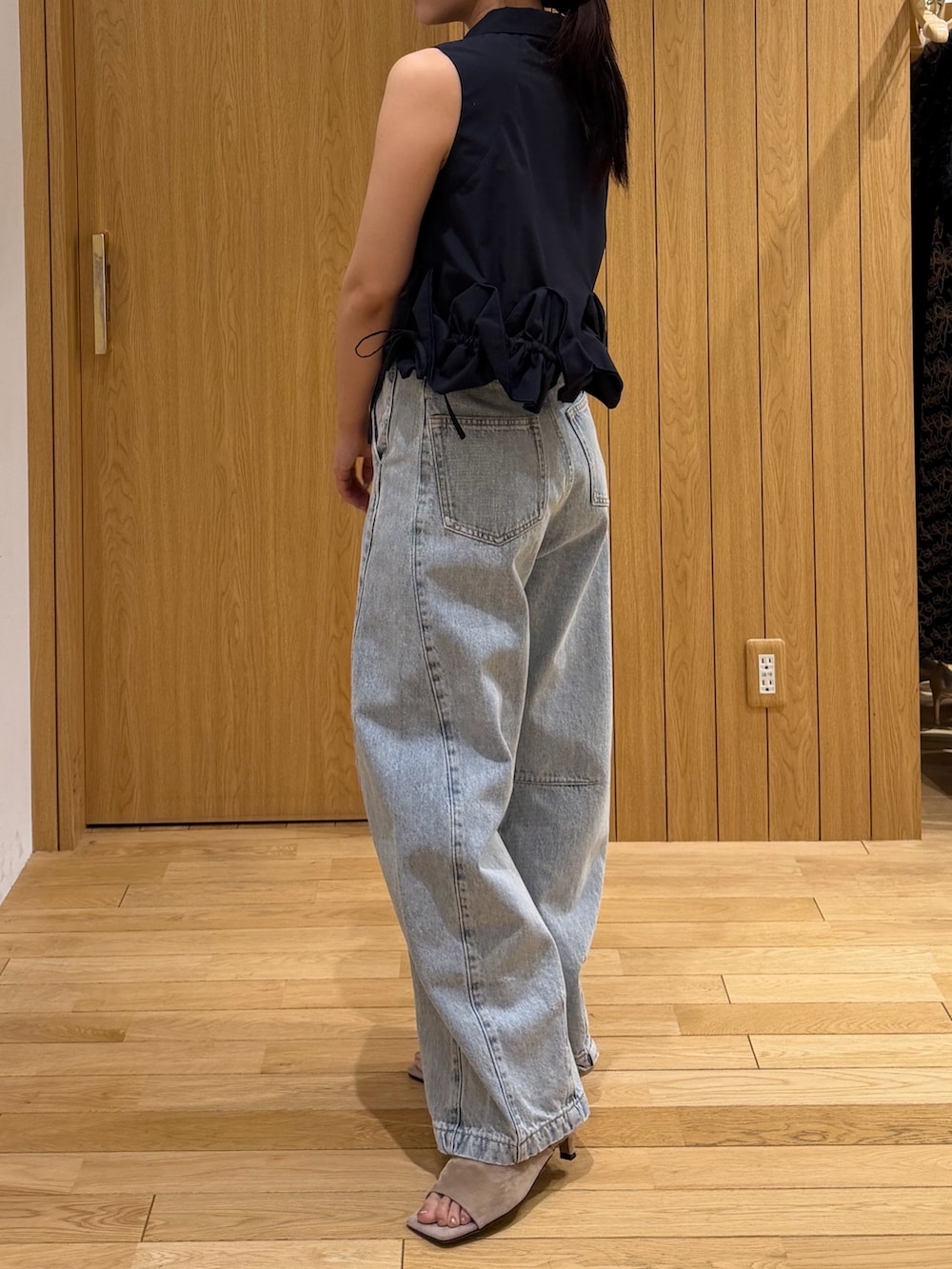 ブルー系のデニムパンツ、ブルー系のシャツ/ブラウス、ベージュ系のサンダルを着用したレディースの夏コーディネートの2枚目の写真