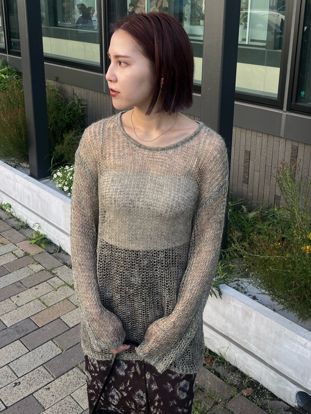 ブラック系のショルダーバッグ、グレー系のニット/セーター、ブラウン系のスカートを着用したレディースの秋コーディネートの4枚目の写真