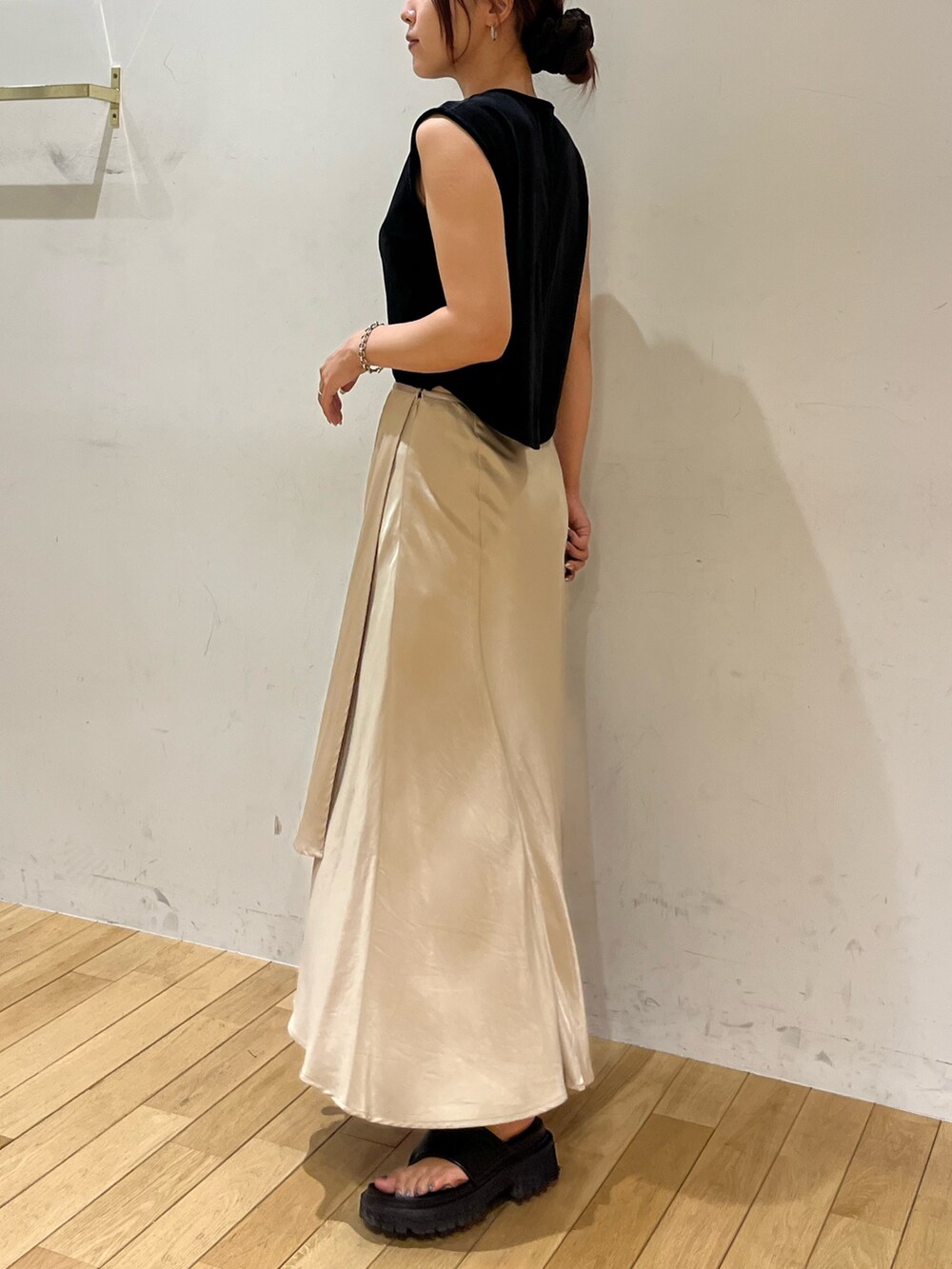 ブラック系のTシャツ/カットソー、ベージュ系のスカートを着用したレディースの夏コーディネートの2枚目の写真