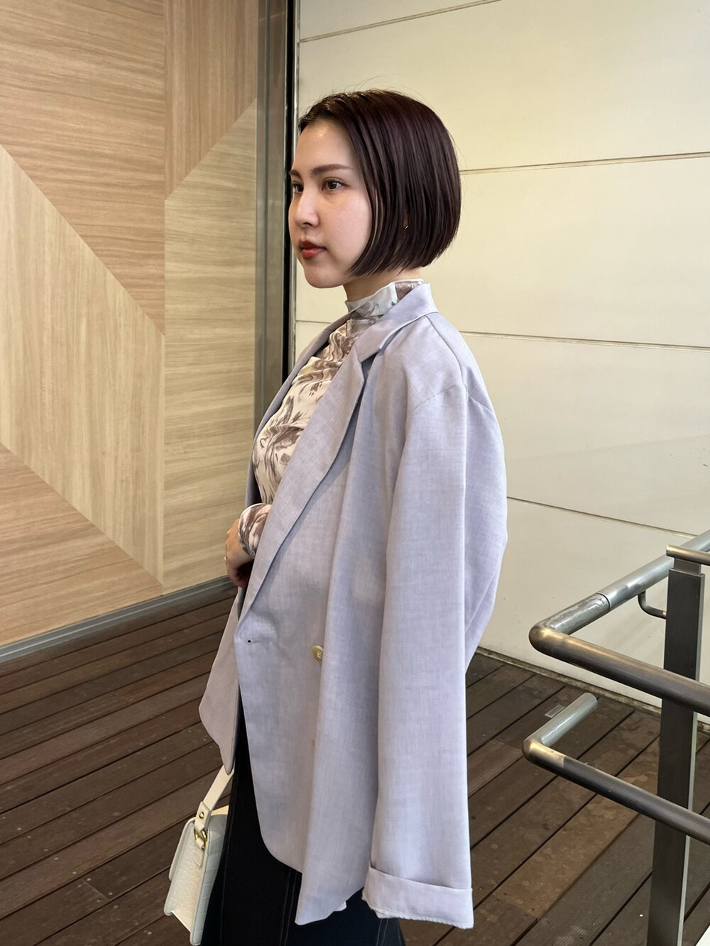 イエロー系のTシャツ/カットソー、ホワイト系のショルダーバッグ、パープル系のテーラードジャケットを着用したレディースの春コーディネートの4枚目の写真