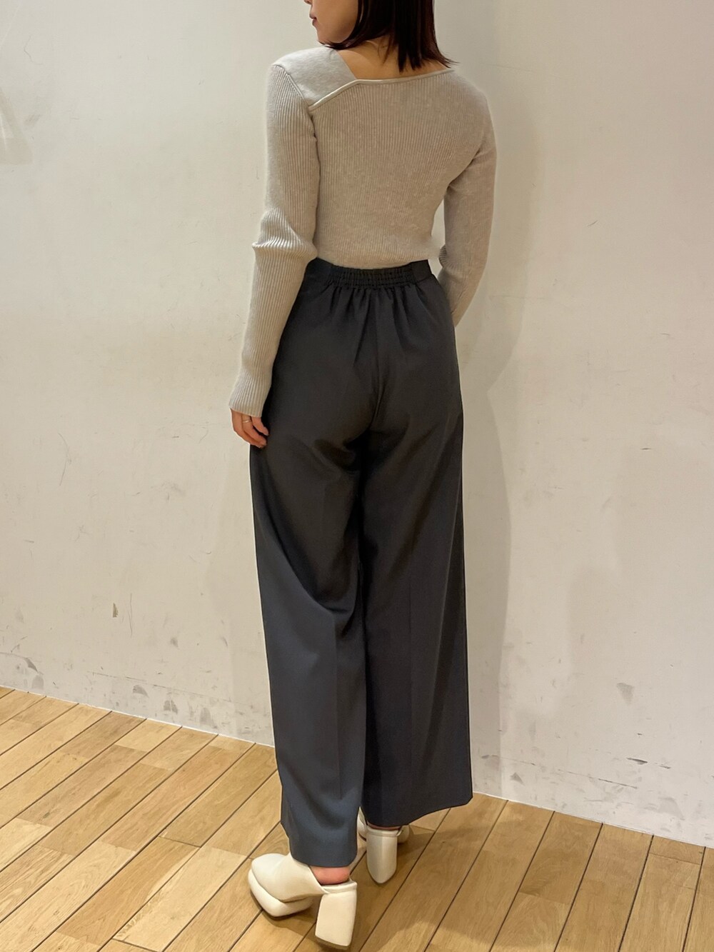 グレー系のその他パンツ、グレー系のニット/セーターを着用したレディースの春コーディネートの2枚目の写真