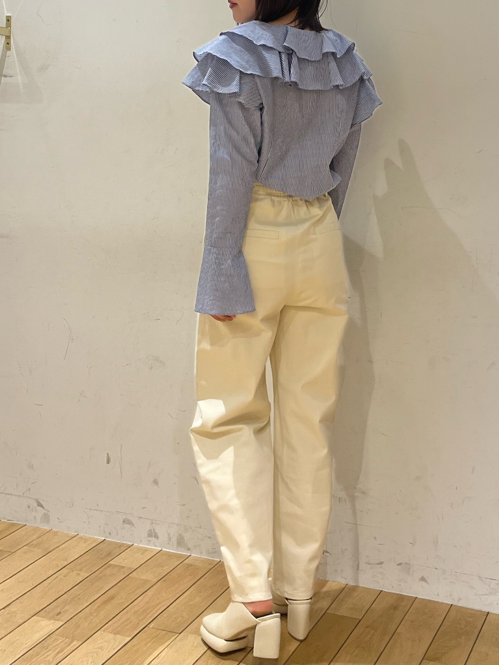 ホワイト系のその他パンツ、その他のシャツ/ブラウス、ホワイト系のサンダルを着用したレディースの春コーディネートの3枚目の写真