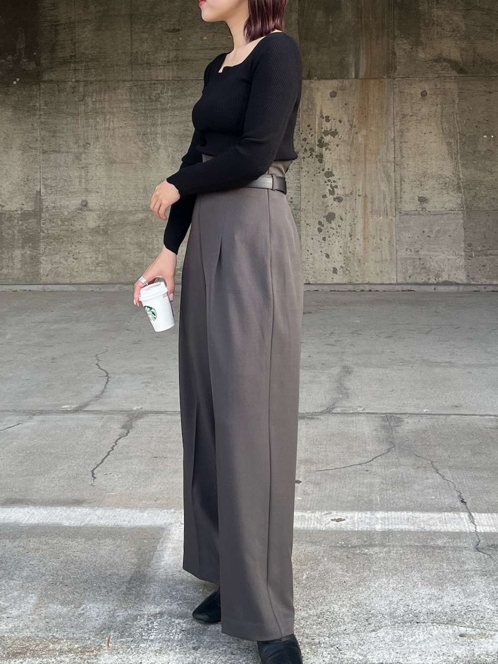 グレー系のその他パンツ、ブラック系のニット/セーターを着用したレディースの冬コーディネートの3枚目の写真