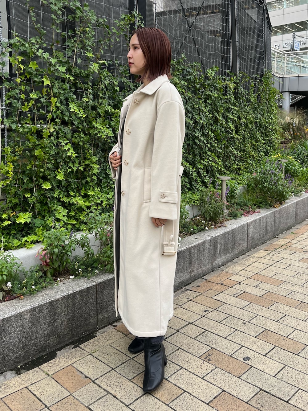 グレー系のワンピース、グレー系のステンカラーコートを着用したレディースの秋コーディネートの2枚目の写真