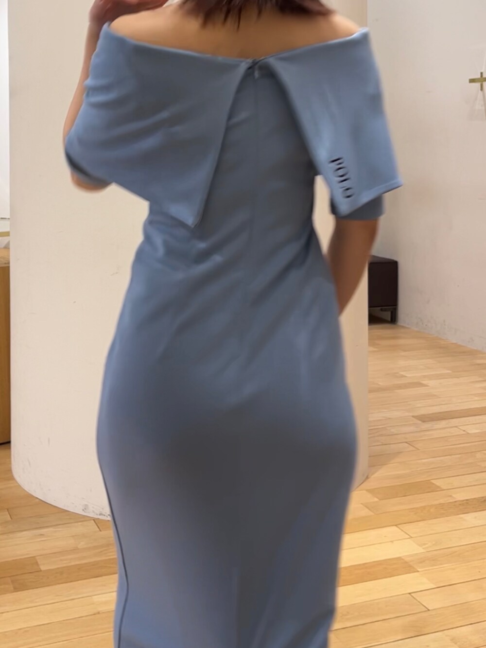 ブルー系のワンピース、ホワイト系のサンダル、グレー系のキャップを着用したレディースの春コーディネートの5枚目の写真