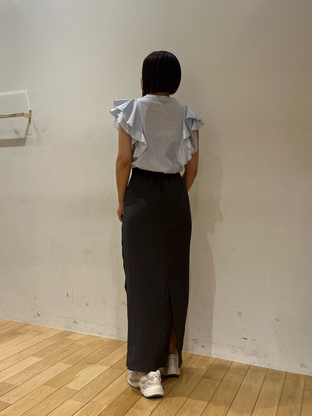 グレー系のスカート、グレー系のスニーカー、その他のシャツ/ブラウスを着用したレディースの夏コーディネートの3枚目の写真