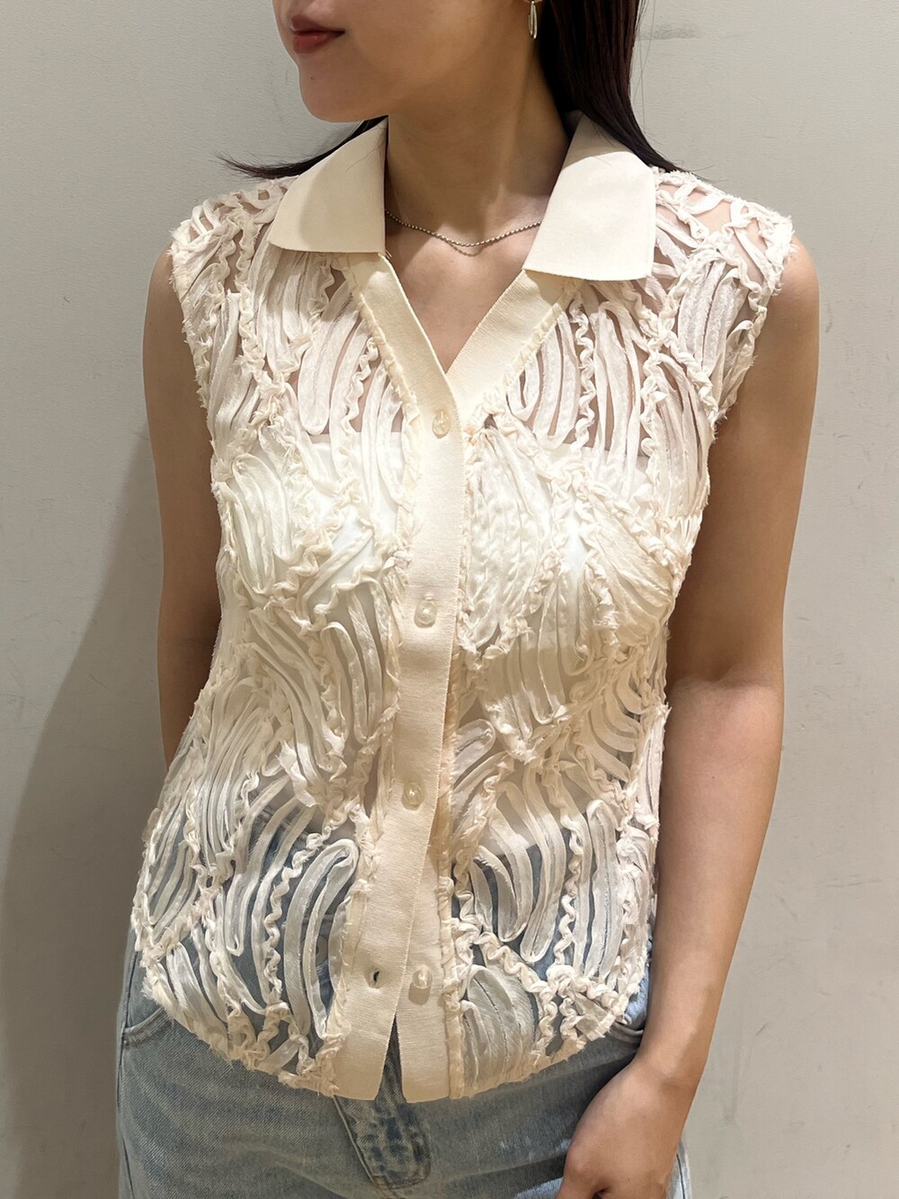 ブルー系のデニムパンツ、ホワイト系のシャツ/ブラウス、ホワイト系のサンダルを着用したレディースの夏コーディネートの4枚目の写真