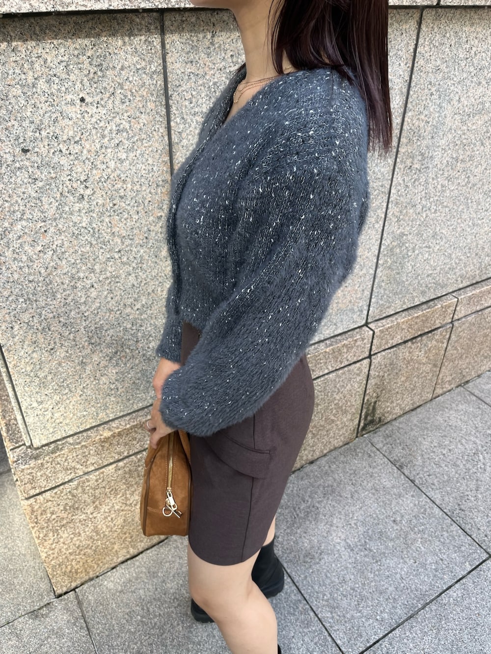 ブラウン系のハンドバッグ、グレー系のカーディガン/ボレロ、ブラウン系のスカートを着用したレディースの秋コーディネートの7枚目の写真