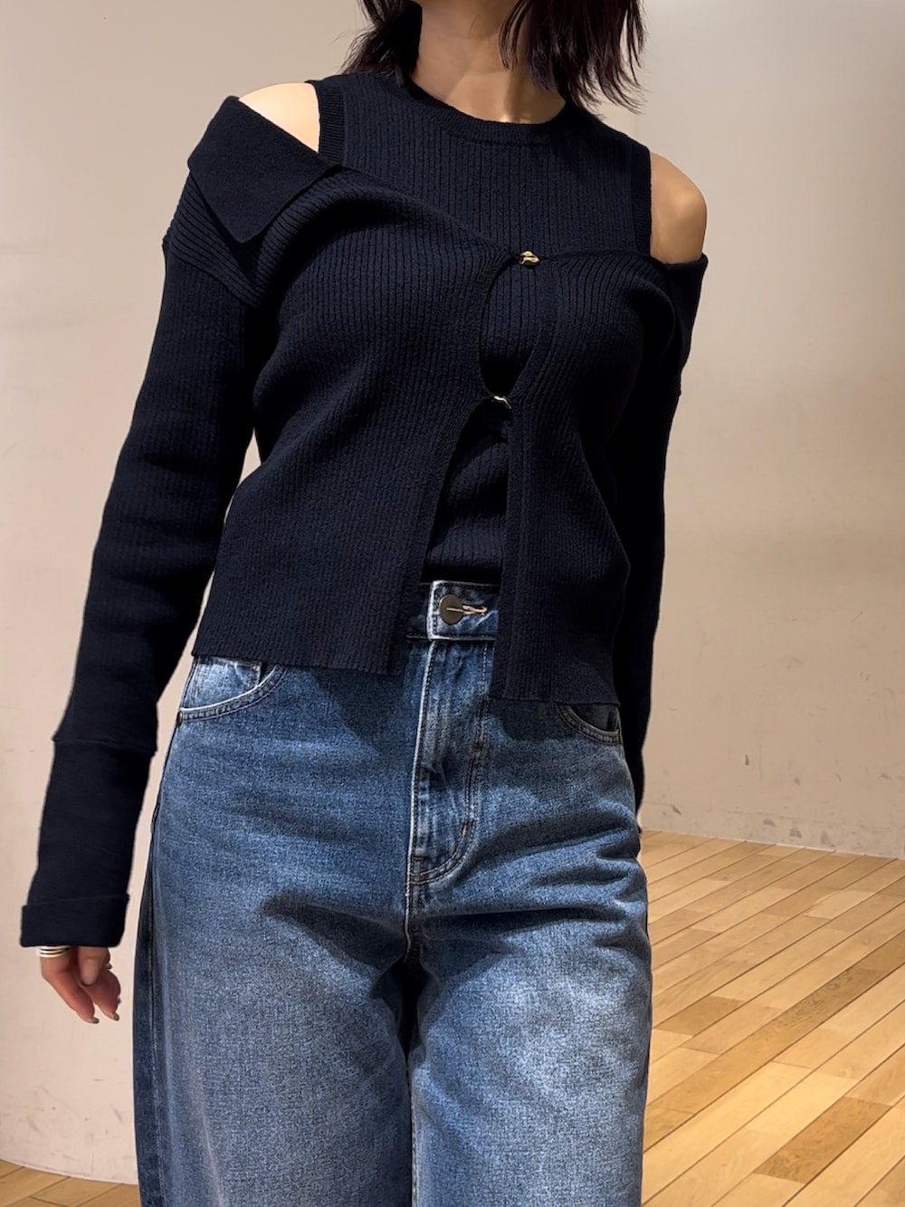 ブルー系のデニムパンツ、ブルー系のアンサンブル、シルバー系のブーツを着用したレディースの冬コーディネートの4枚目の写真