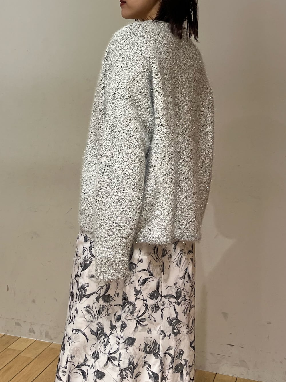 グレー系のスカート、グレー系のニット/セーター、グレー系のカーディガン/ボレロを着用したレディースの冬コーディネートの5枚目の写真