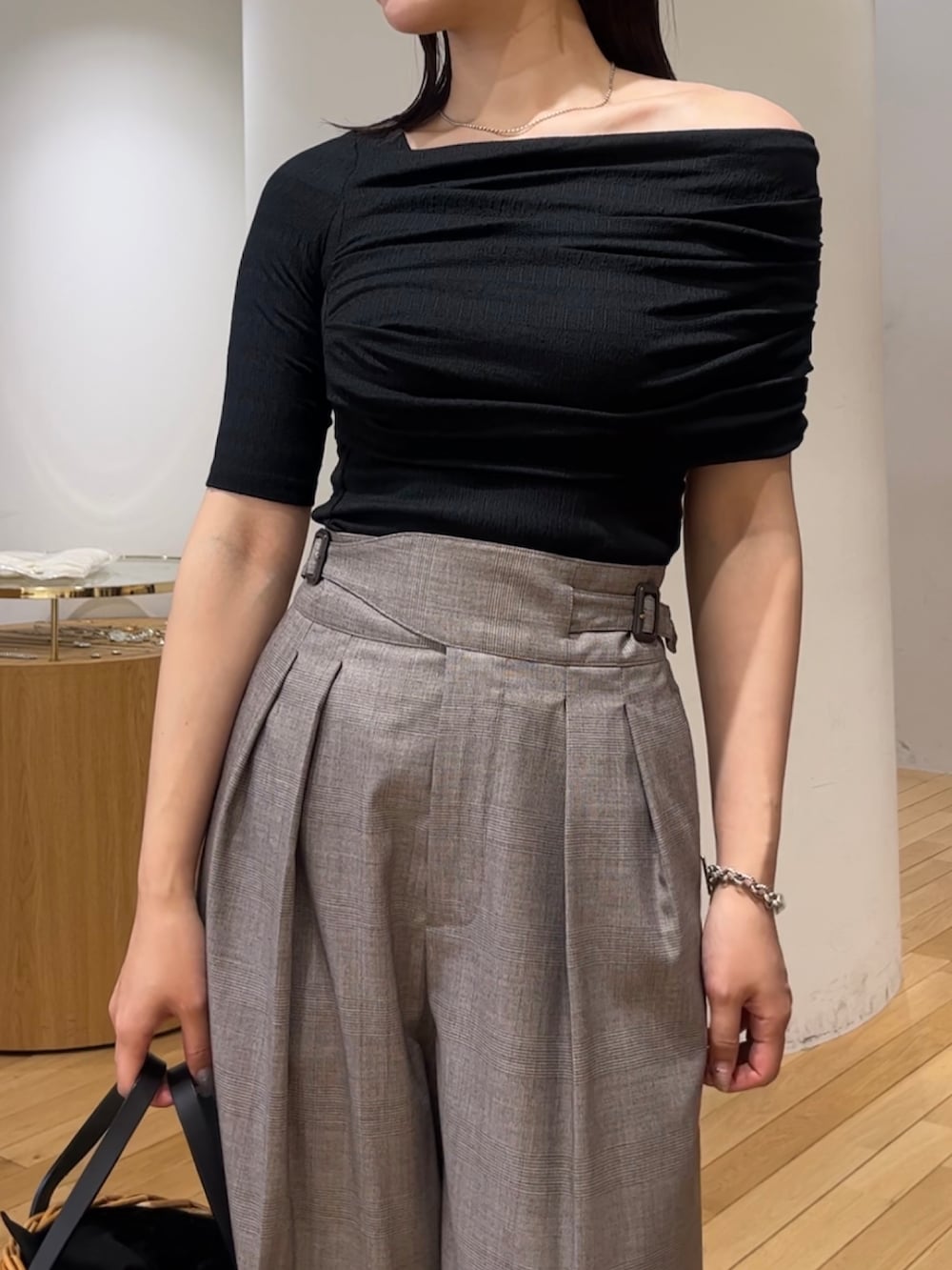 ブラウン系のハンドバッグ、ブラック系のスニーカー、ブラック系のTシャツ/カットソーを着用したレディースの夏コーディネートの5枚目の写真