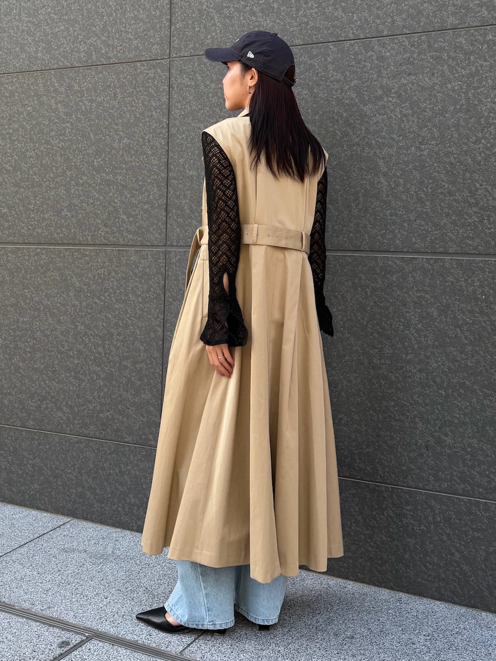 ブラック系のシャツ/ブラウス、ブルー系のデニムパンツ、ベージュ系のトレンチコートを着用したレディースの冬コーディネートの8枚目の写真