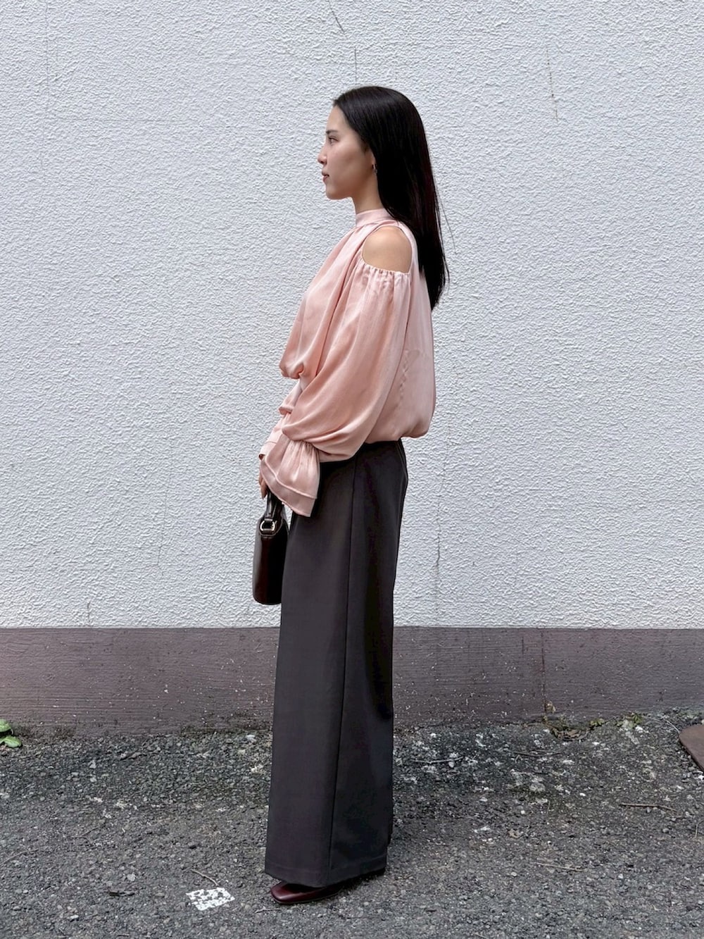 レッド系のブーツ、グレー系のその他パンツ、ピンク系のシャツ/ブラウスを着用したレディースの夏コーディネートの2枚目の写真