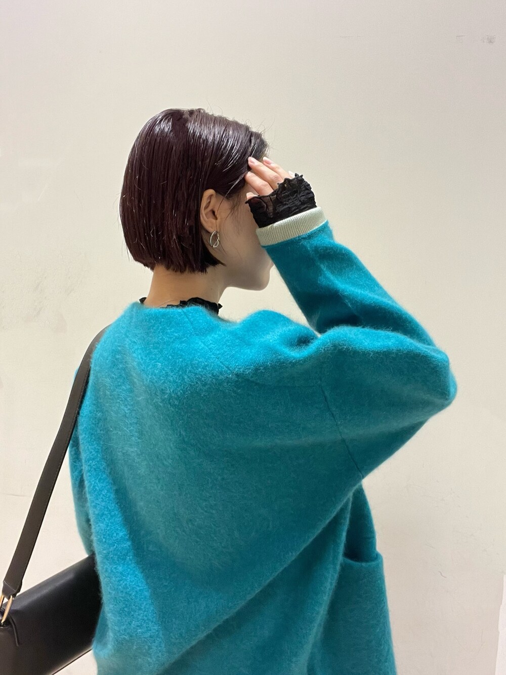 ブラック系のパンプス、ブラック系のデニムパンツ、ブラック系のTシャツ/カットソーを着用したレディースの秋コーディネートの4枚目の写真