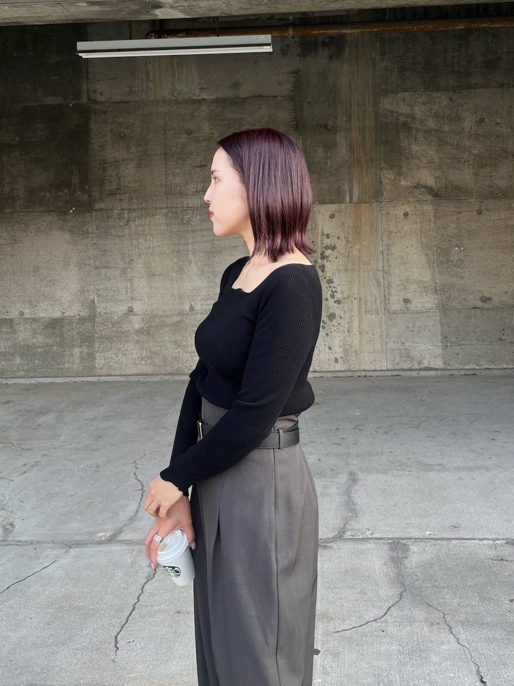 グレー系のその他パンツ、ブラック系のニット/セーターを着用したレディースの冬コーディネートの5枚目の写真