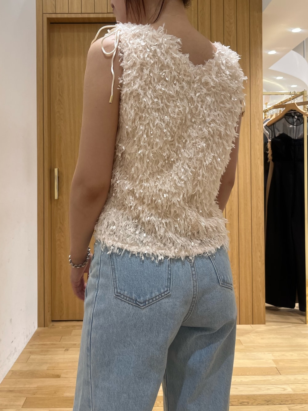 ブルー系のデニムパンツ、ホワイト系のTシャツ/カットソーを着用したレディースの夏コーディネートの5枚目の写真