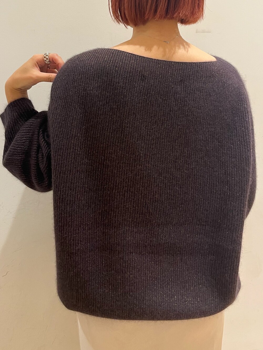 ホワイト系のスカート、オレンジ系のショルダーバッグ、ブラック系のブーツを着用したレディースの秋コーディネートの6枚目の写真