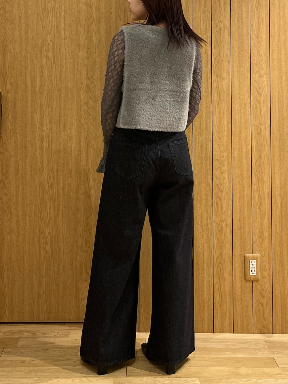 ブラック系のデニムパンツ、グレー系のシャツ/ブラウス、グレー系のベストを着用したレディースの秋コーディネートの3枚目の写真