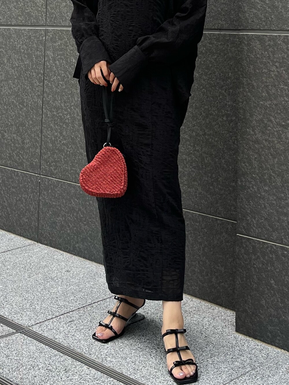 ブラック系のワンピース、ブラック系のシャツ/ブラウス、レッド系のショルダーバッグを着用したレディースの夏コーディネートの8枚目の写真