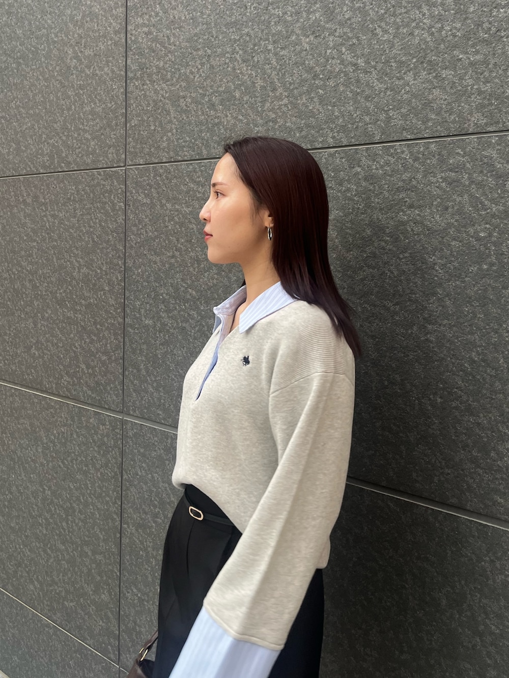 ブラック系のその他パンツ、ブラウン系のハンドバッグ、ブラウン系のブーツを着用したレディースの秋コーディネートの6枚目の写真