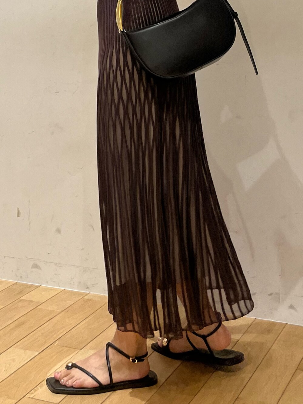 ブラック系のサンダル、ブラウン系のワンピース、ブラック系のショルダーバッグを着用したレディースの夏コーディネートの4枚目の写真