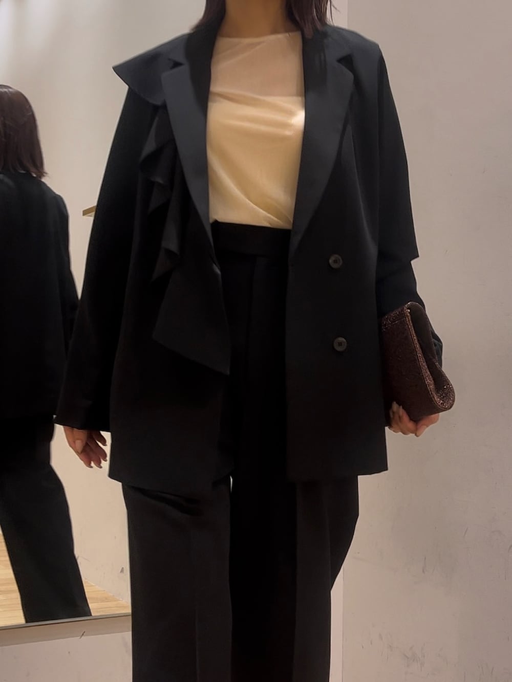 ホワイト系のTシャツ/カットソー、その他のクラッチバッグ、その他のパンプスを着用したレディースの冬コーディネートの5枚目の写真