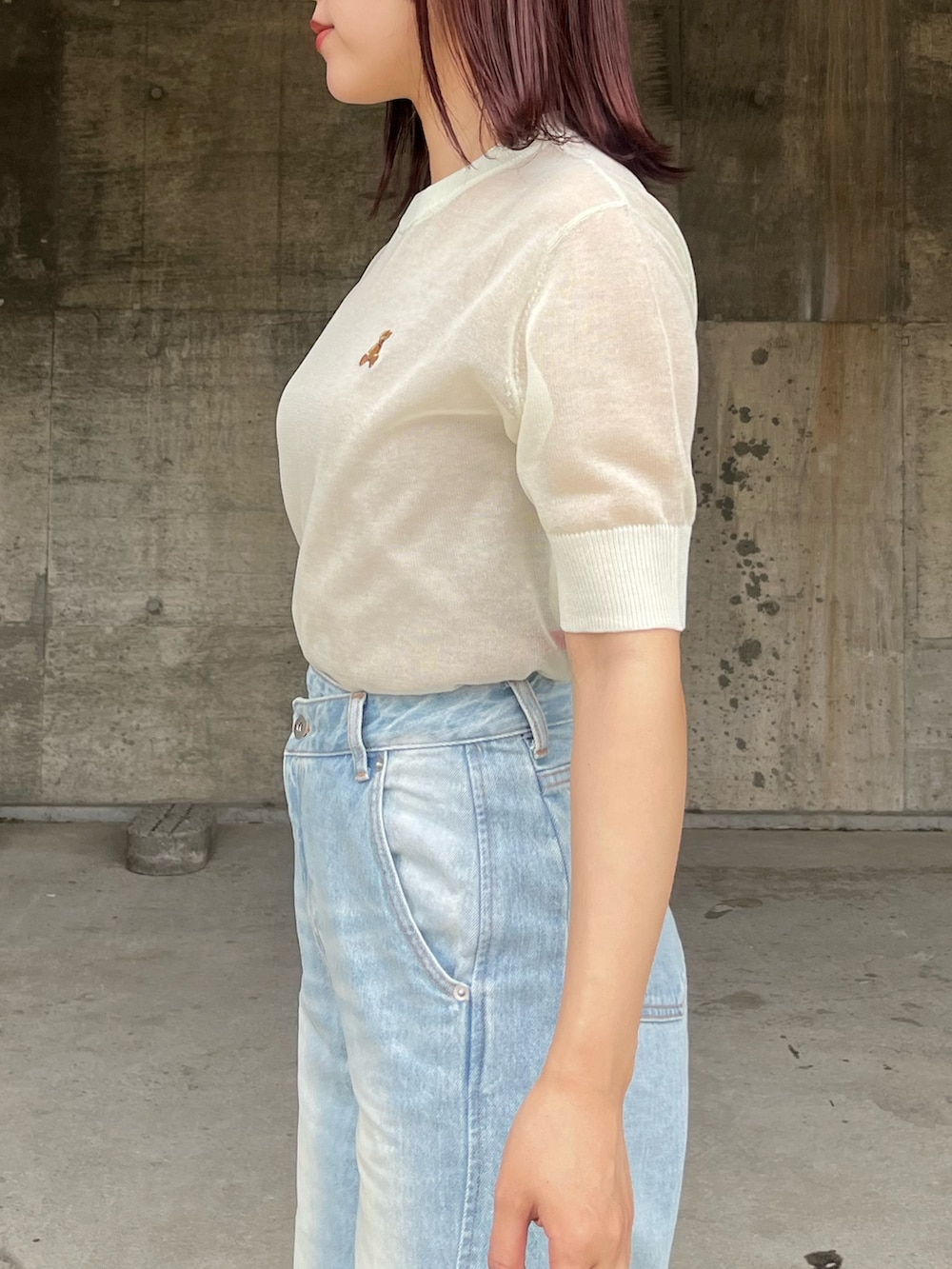 グリーン系のTシャツ/カットソー、ブルー系のデニムパンツ、ブラック系のハンドバッグを着用したレディースの春コーディネートの7枚目の写真