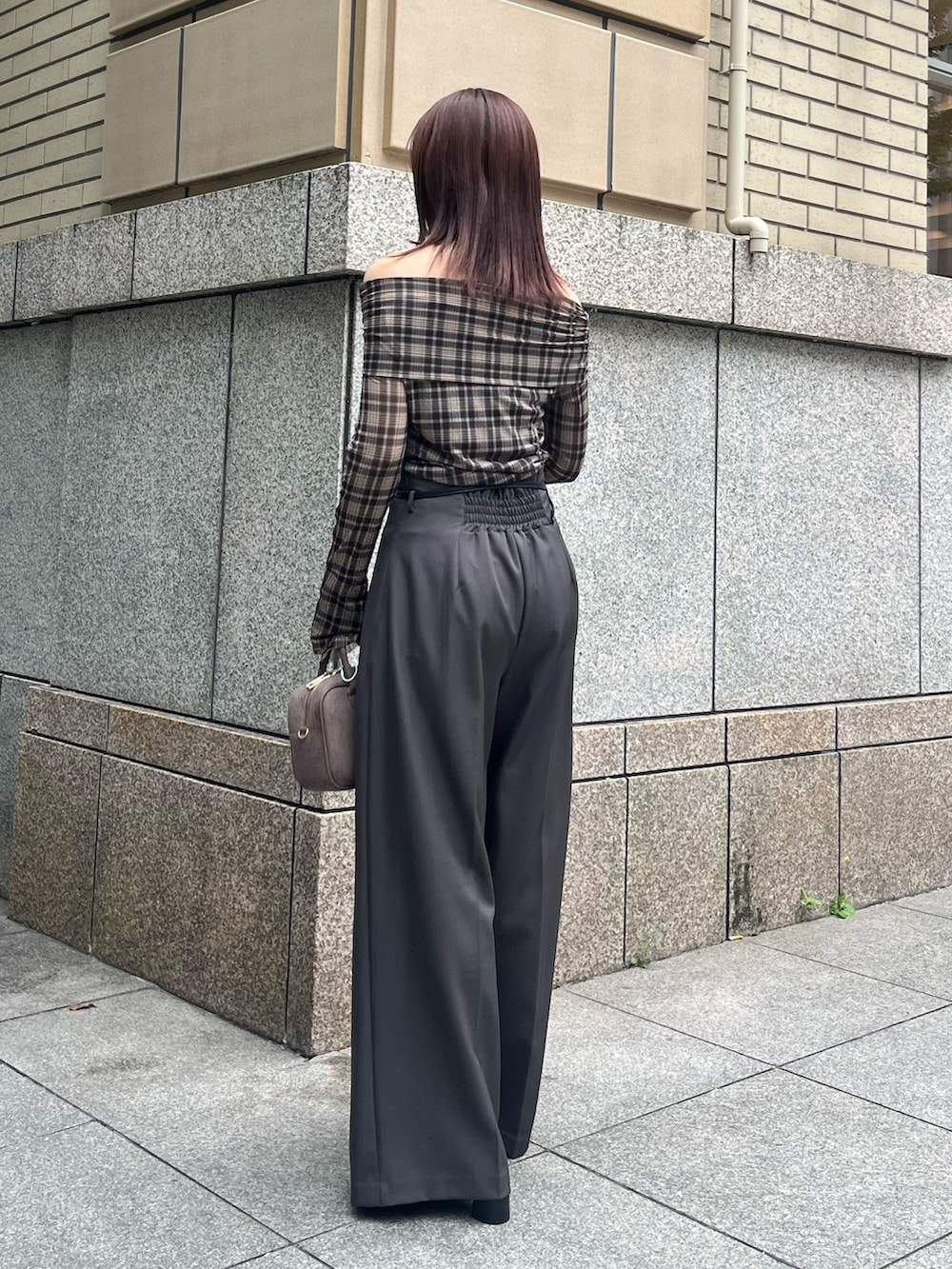 グレー系のその他パンツ、その他のTシャツ/カットソー、ブラウン系のハンドバッグを着用したレディースの秋コーディネートの3枚目の写真