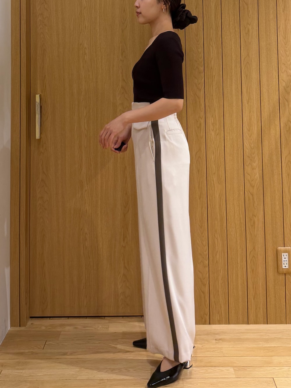 ホワイト系のその他パンツ、ブラウン系のニット/セーターを着用したレディースの春コーディネートの2枚目の写真