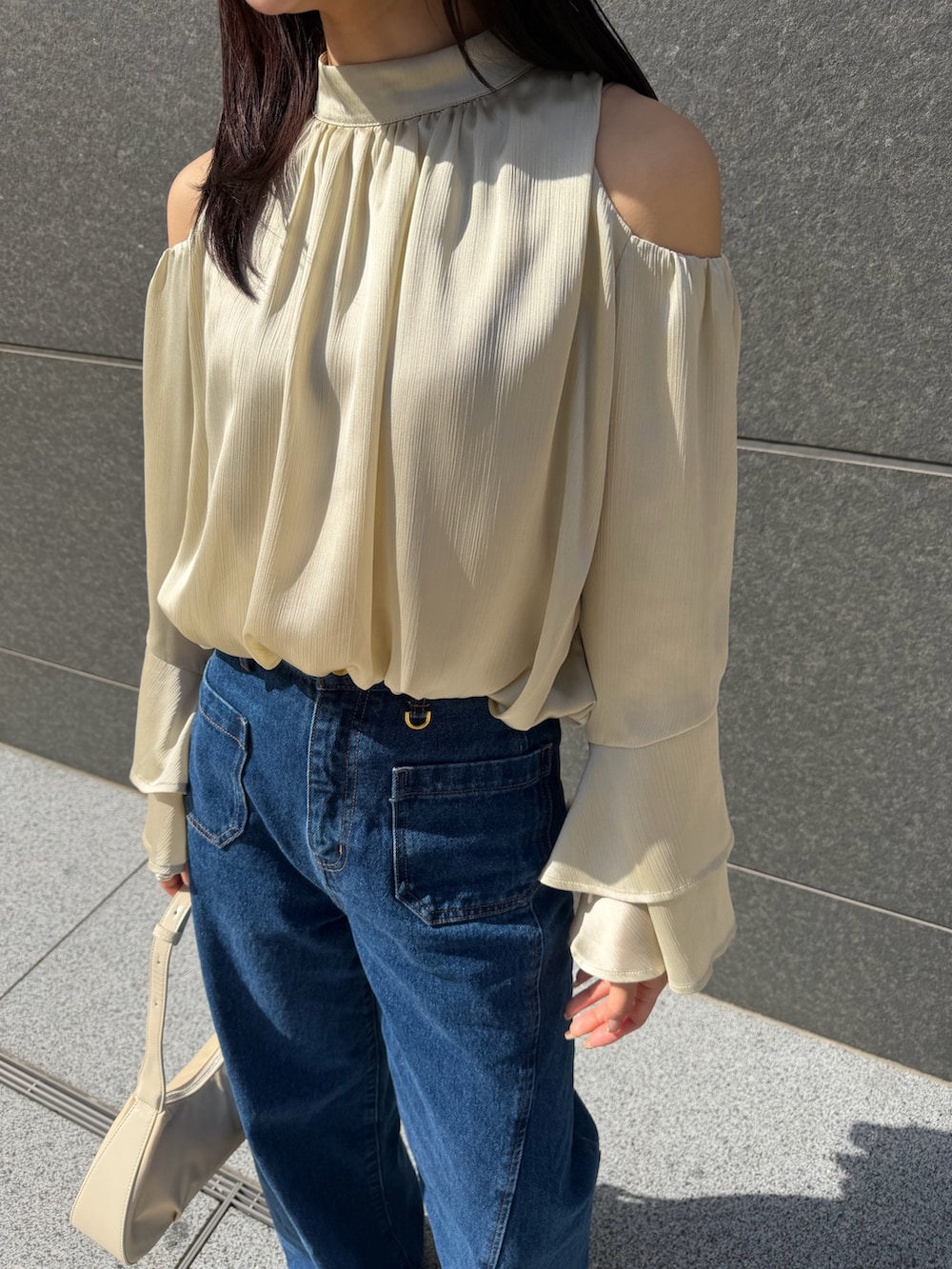 ブルー系のデニムパンツ、グリーン系のシャツ/ブラウス、ブラック系のパンプスを着用したレディースの春コーディネートの6枚目の写真