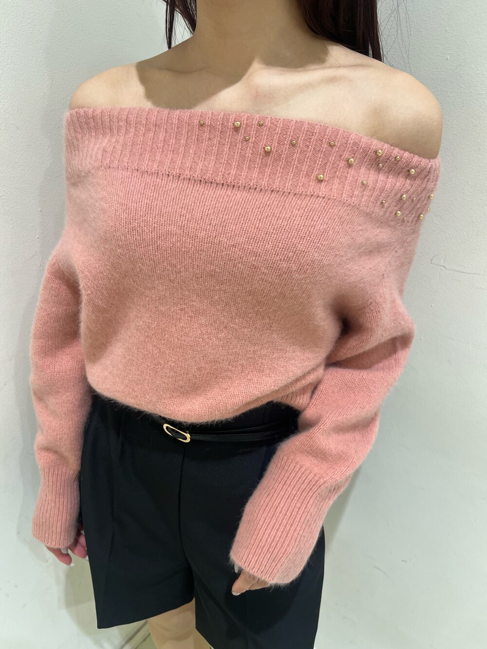 ブラック系のその他パンツ、ピンク系のニット/セーターを着用したレディースの冬コーディネートの4枚目の写真