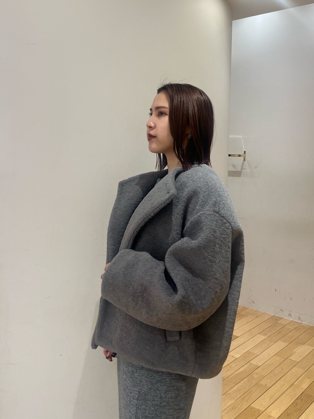 ブルー系のワンピース、グレー系のブルゾンを着用したレディースの冬コーディネートの5枚目の写真