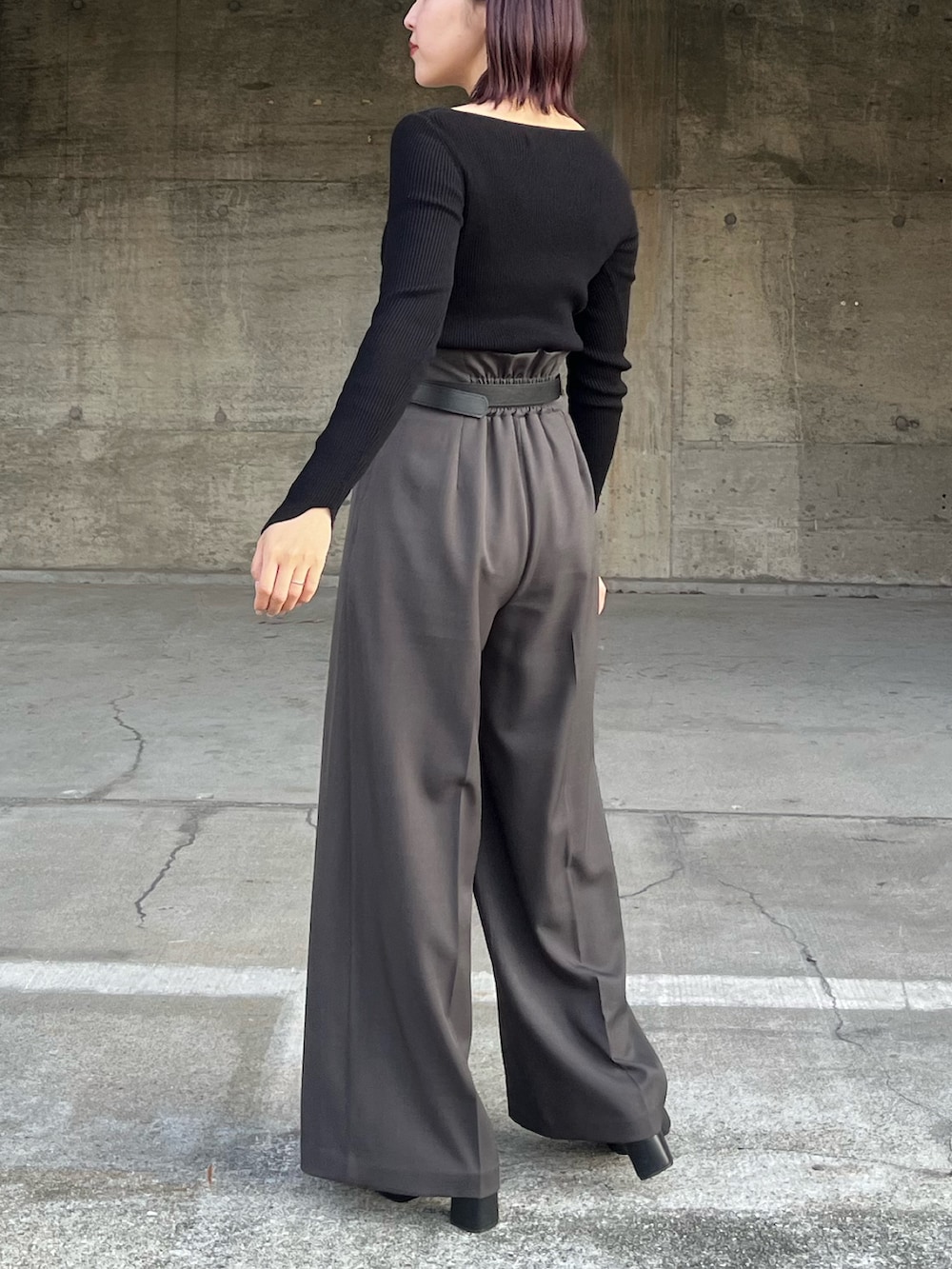 グレー系のその他パンツ、ブラック系のニット/セーターを着用したレディースの冬コーディネートの2枚目の写真