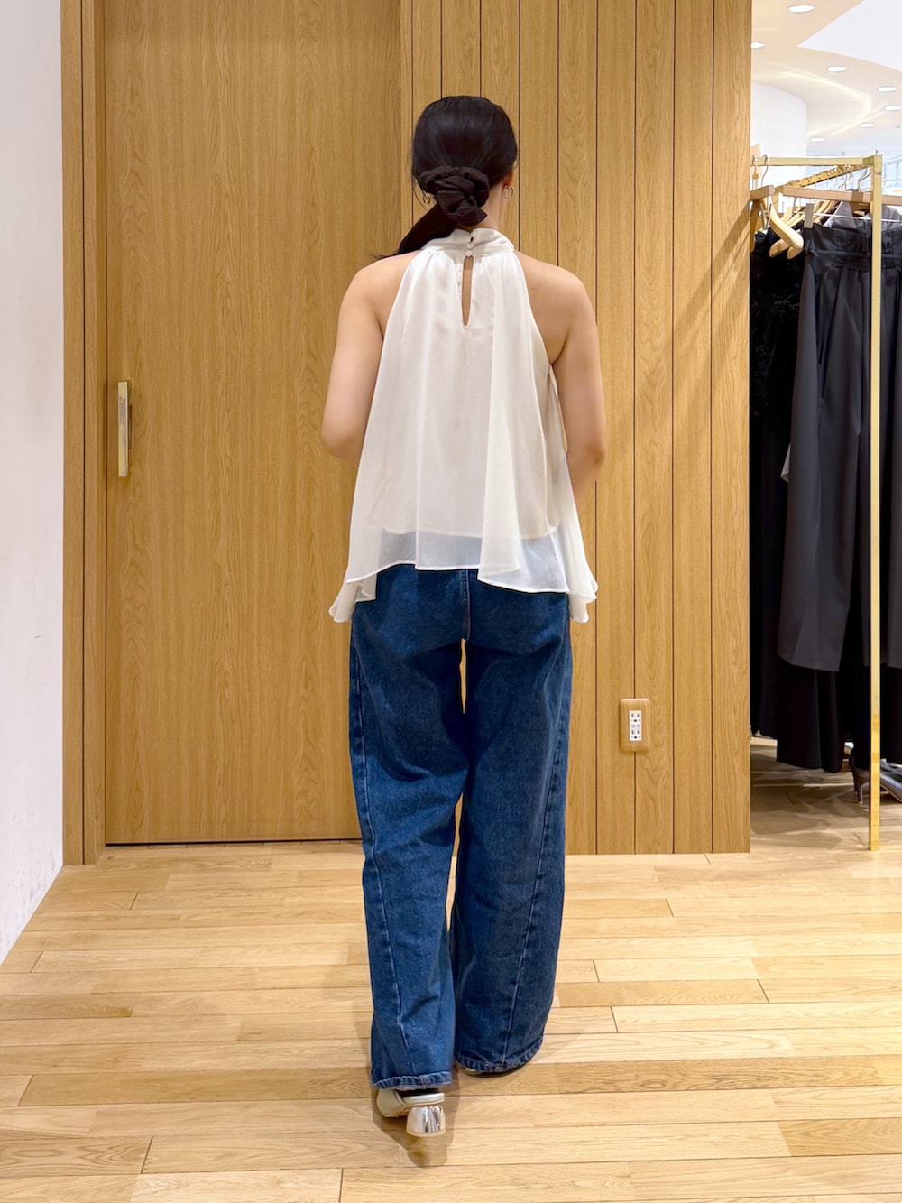 ブルー系のデニムパンツ、ホワイト系のシャツ/ブラウス、グリーン系のパンプスを着用したレディースの夏コーディネートの3枚目の写真