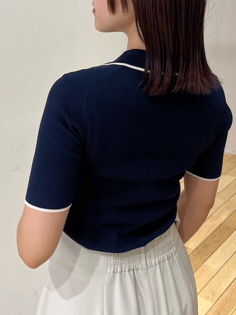 ホワイト系のスカート、ホワイト系のサンダル、ブルー系のニット/セーターを着用したレディースの春コーディネートの6枚目の写真