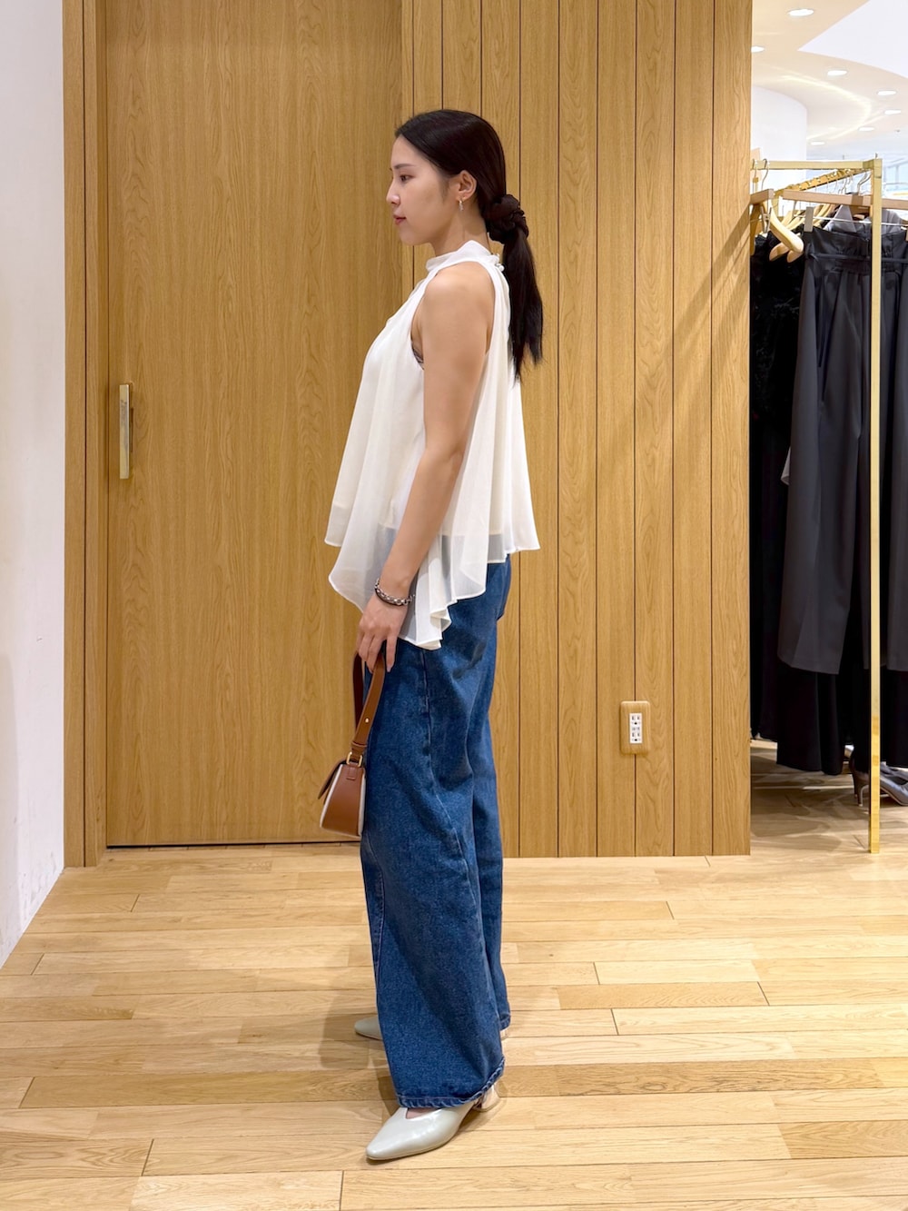 ブルー系のデニムパンツ、ホワイト系のシャツ/ブラウス、グリーン系のパンプスを着用したレディースの夏コーディネートの2枚目の写真