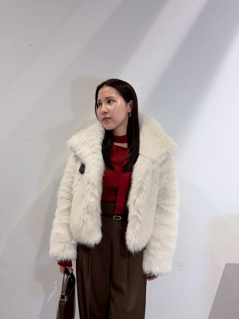 ブラウン系のその他パンツ、レッド系のニット/セーター、ホワイト系のその他アウターを着用したレディースの夏コーディネートの4枚目の写真