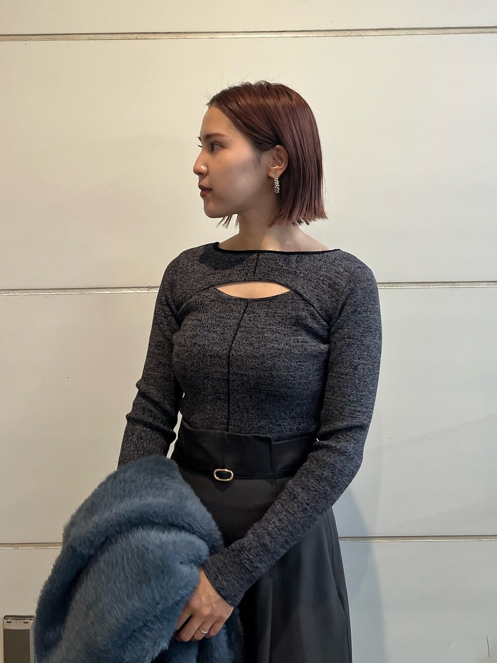 グレー系のその他パンツ、ブラック系のニット/セーターを着用したレディースの秋コーディネートの4枚目の写真