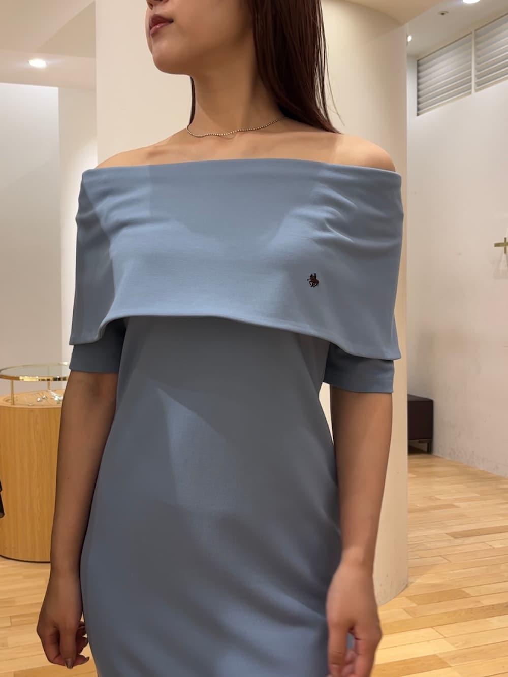 ブルー系のワンピース、ホワイト系のサンダル、グレー系のキャップを着用したレディースの春コーディネートの4枚目の写真