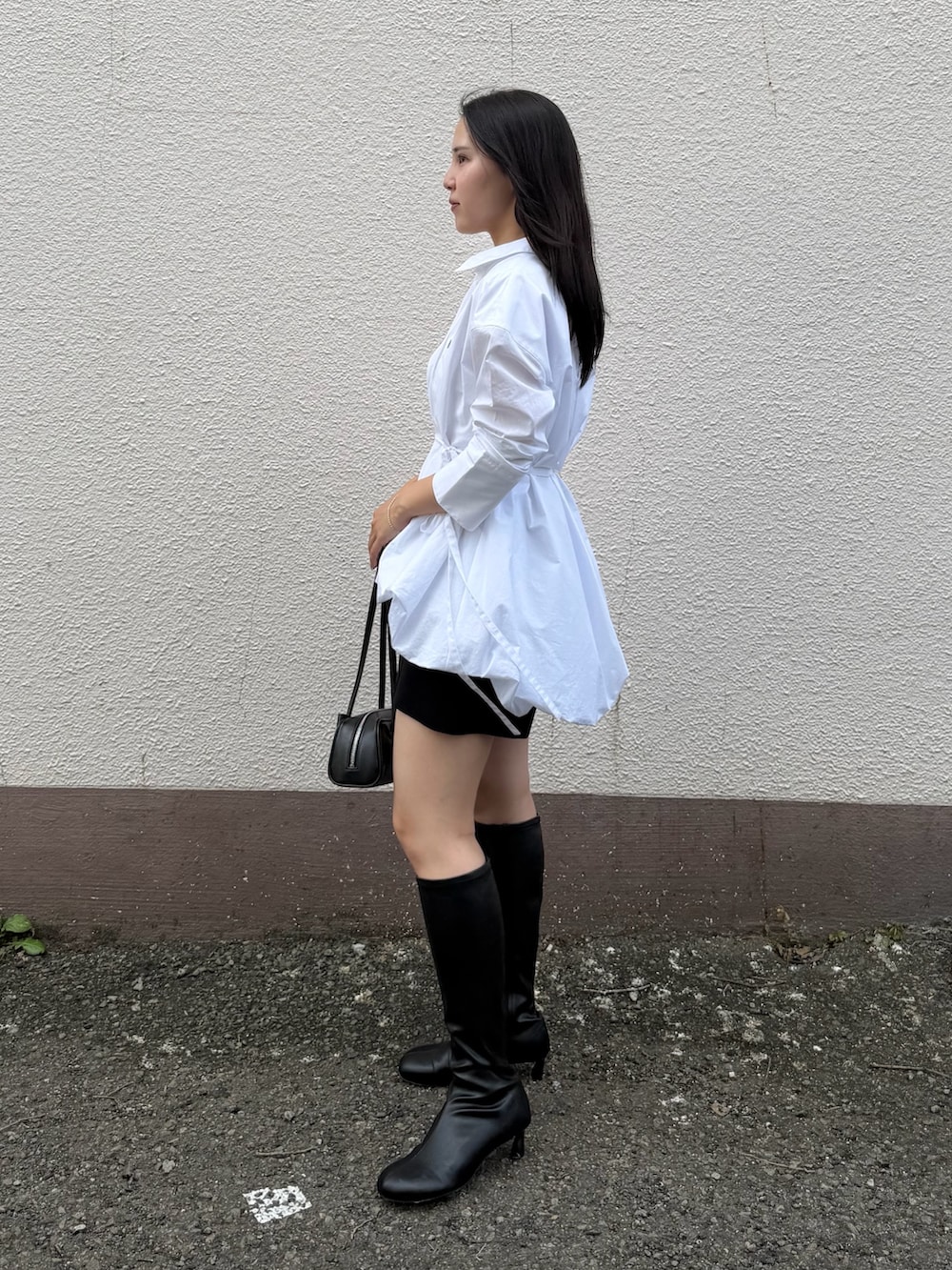 ホワイト系のシャツ/ブラウス、ブラック系のブーツ、ブラック系のその他パンツを着用したレディースの夏コーディネートの2枚目の写真