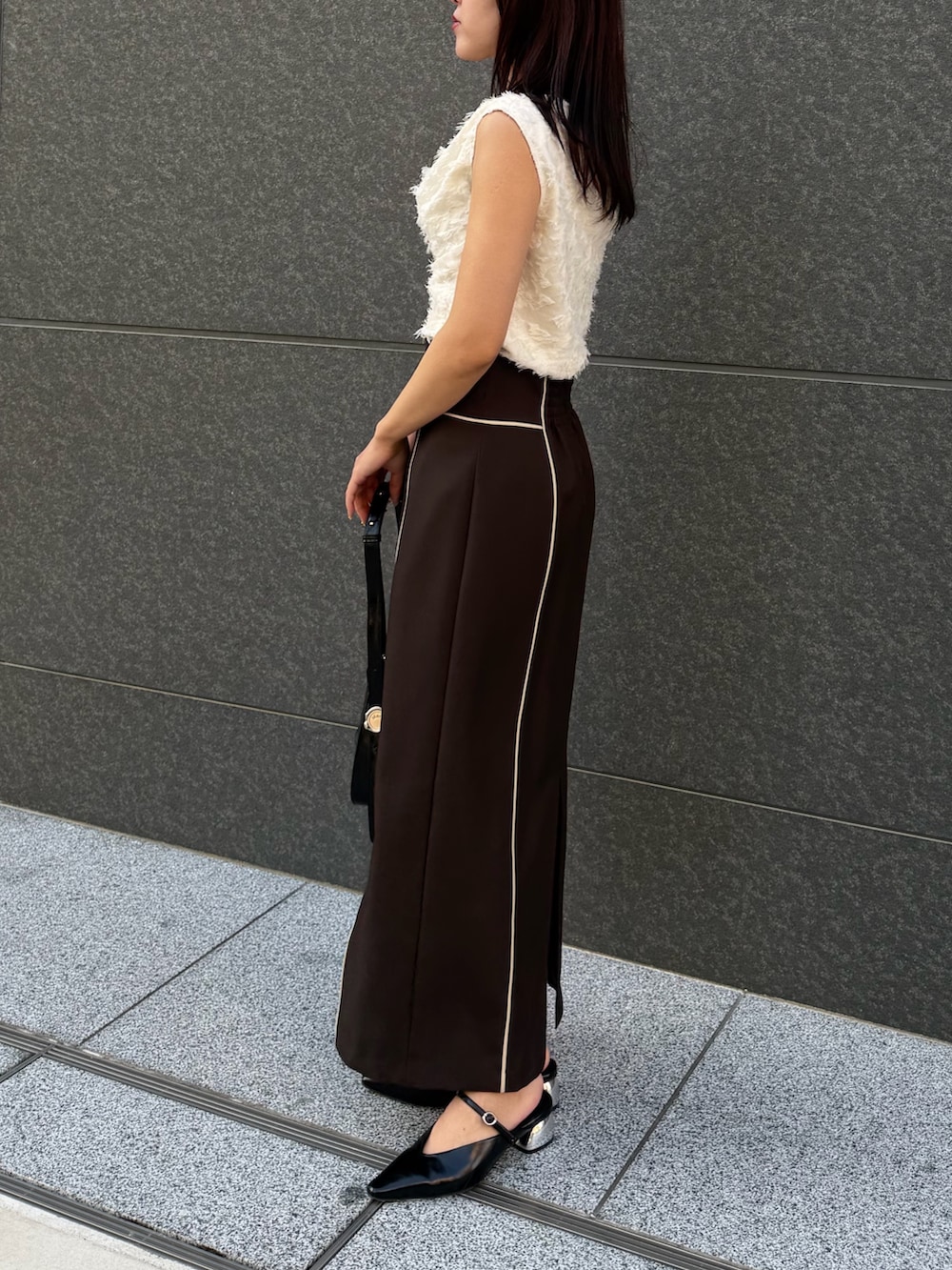 ブラウン系のテーラードジャケット、ホワイト系のシャツ/ブラウス、ブラウン系のスカートを着用したレディースの春コーディネートの7枚目の写真