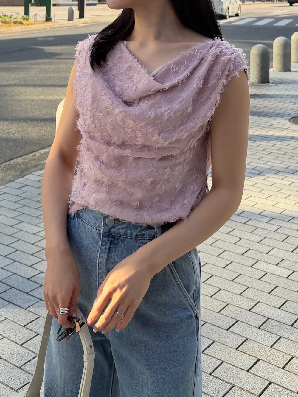 ピンク系のシャツ/ブラウス、ブルー系のデニムパンツ、ブラック系のパンプスを着用したレディースの春コーディネートの5枚目の写真