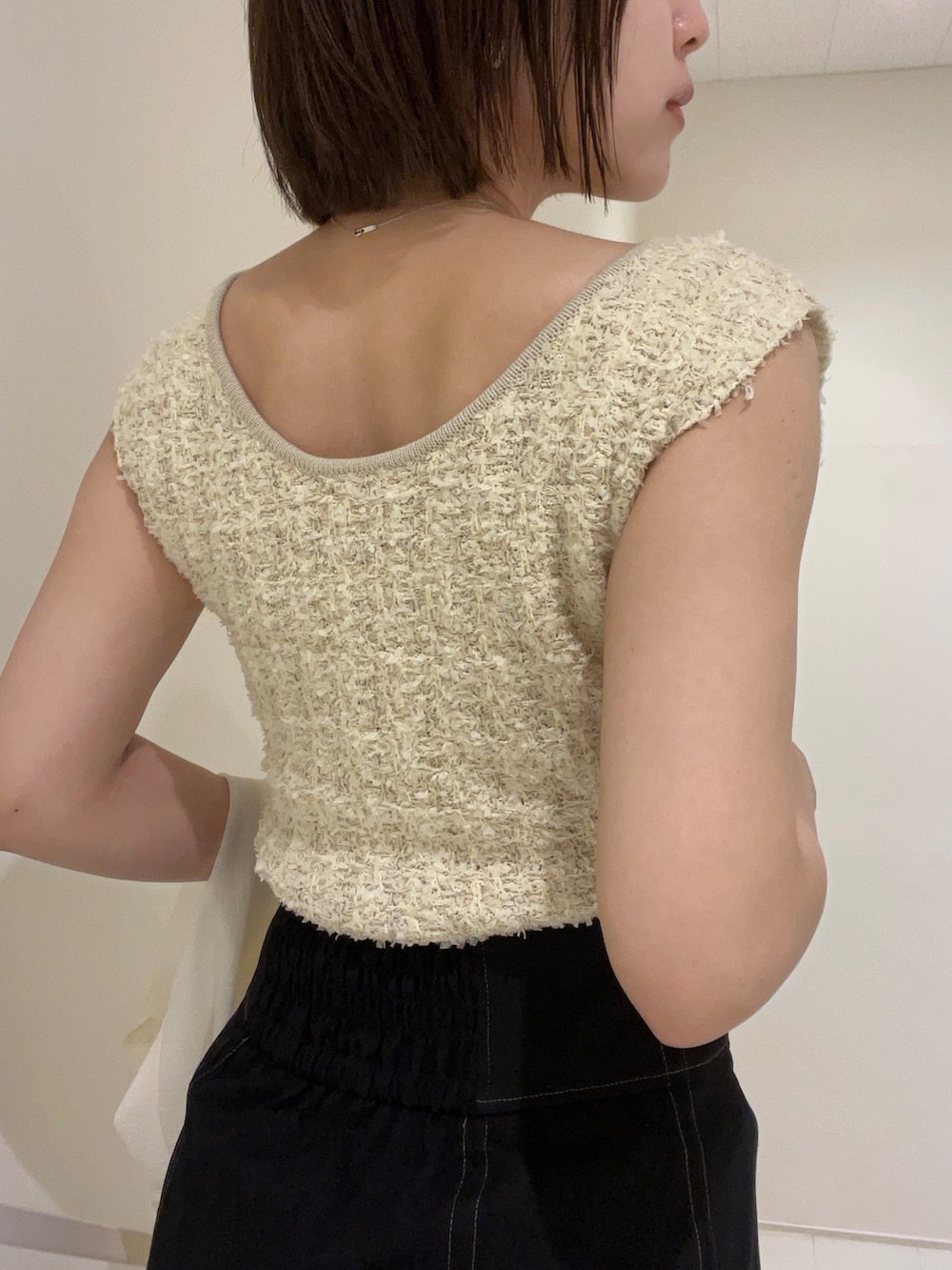 ホワイト系のニット/セーター、グリーン系のハンドバッグ、その他のサンダルを着用したレディースの春コーディネートの4枚目の写真