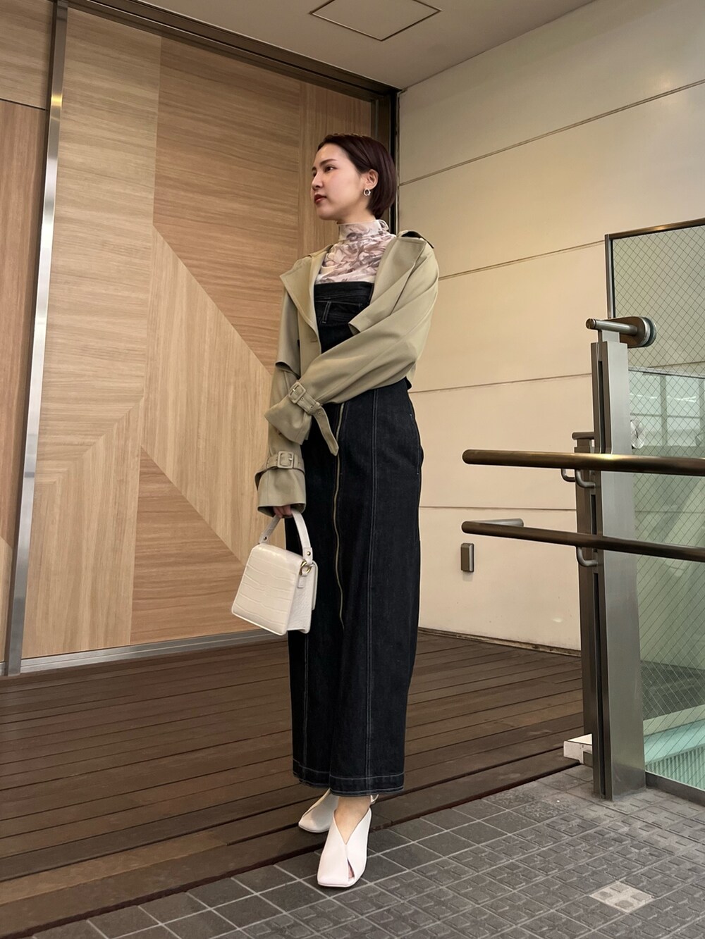 ホワイト系のパンプス、ホワイト系のショルダーバッグ、ブラック系のワンピースを着用したレディースの春コーディネートの7枚目の写真