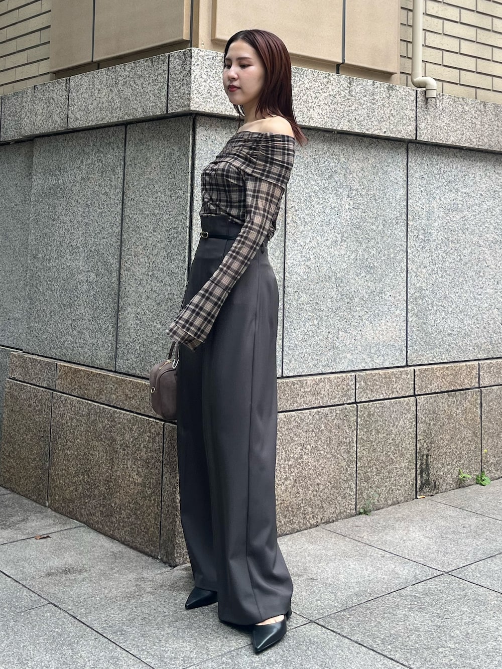 グレー系のその他パンツ、その他のTシャツ/カットソー、ブラウン系のハンドバッグを着用したレディースの秋コーディネートの2枚目の写真