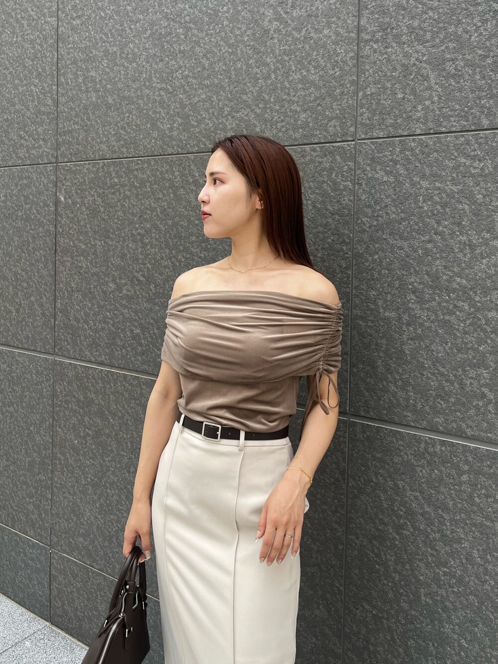 ベージュ系のパンプス、ブラウン系のボストンバッグ、ブラウン系のTシャツ/カットソーを着用したレディースの夏コーディネートの4枚目の写真