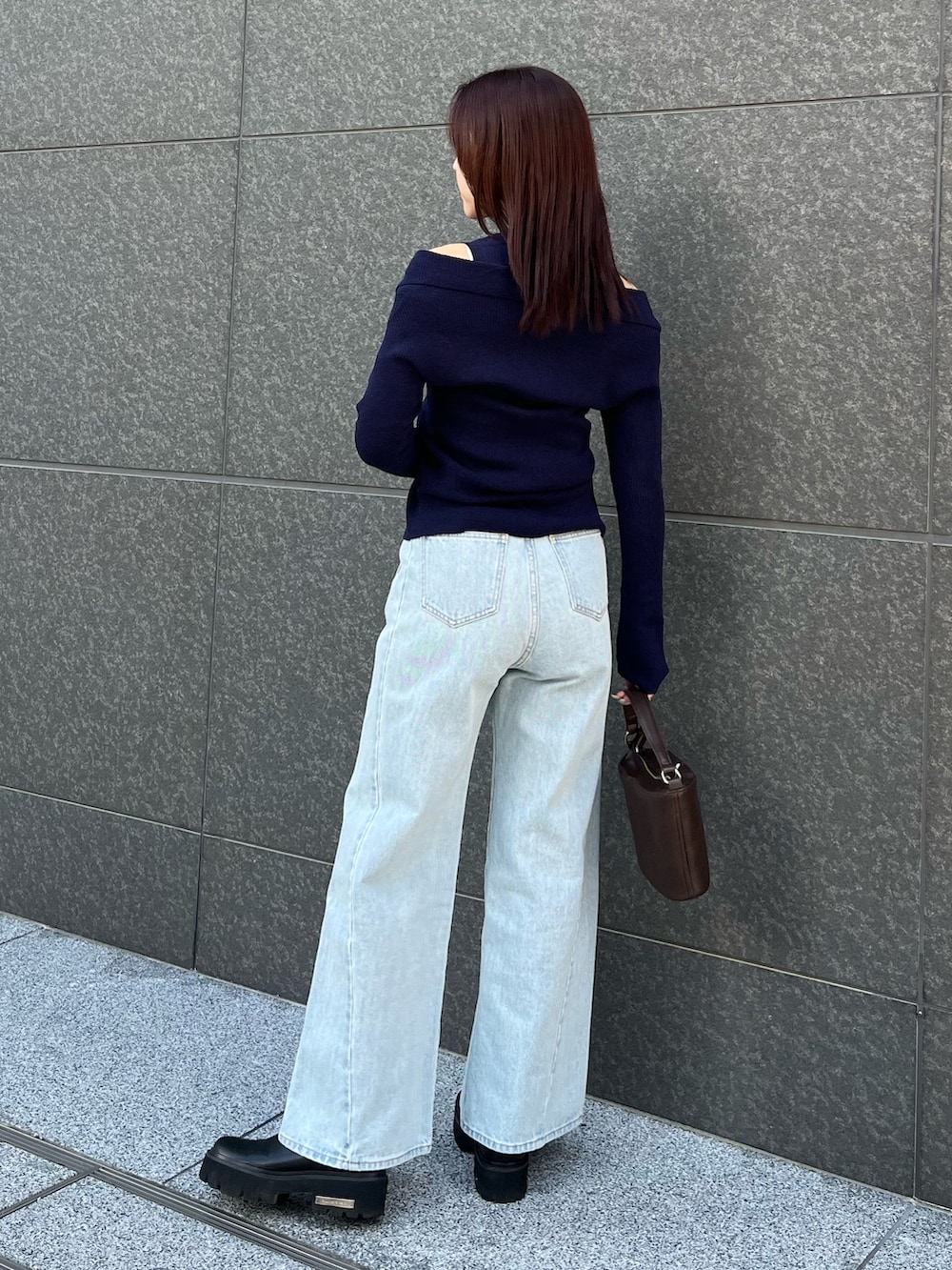 ブルー系のアンサンブル、ブルー系のデニムパンツ、ホワイト系のブルゾンを着用したレディースの冬コーディネートの5枚目の写真